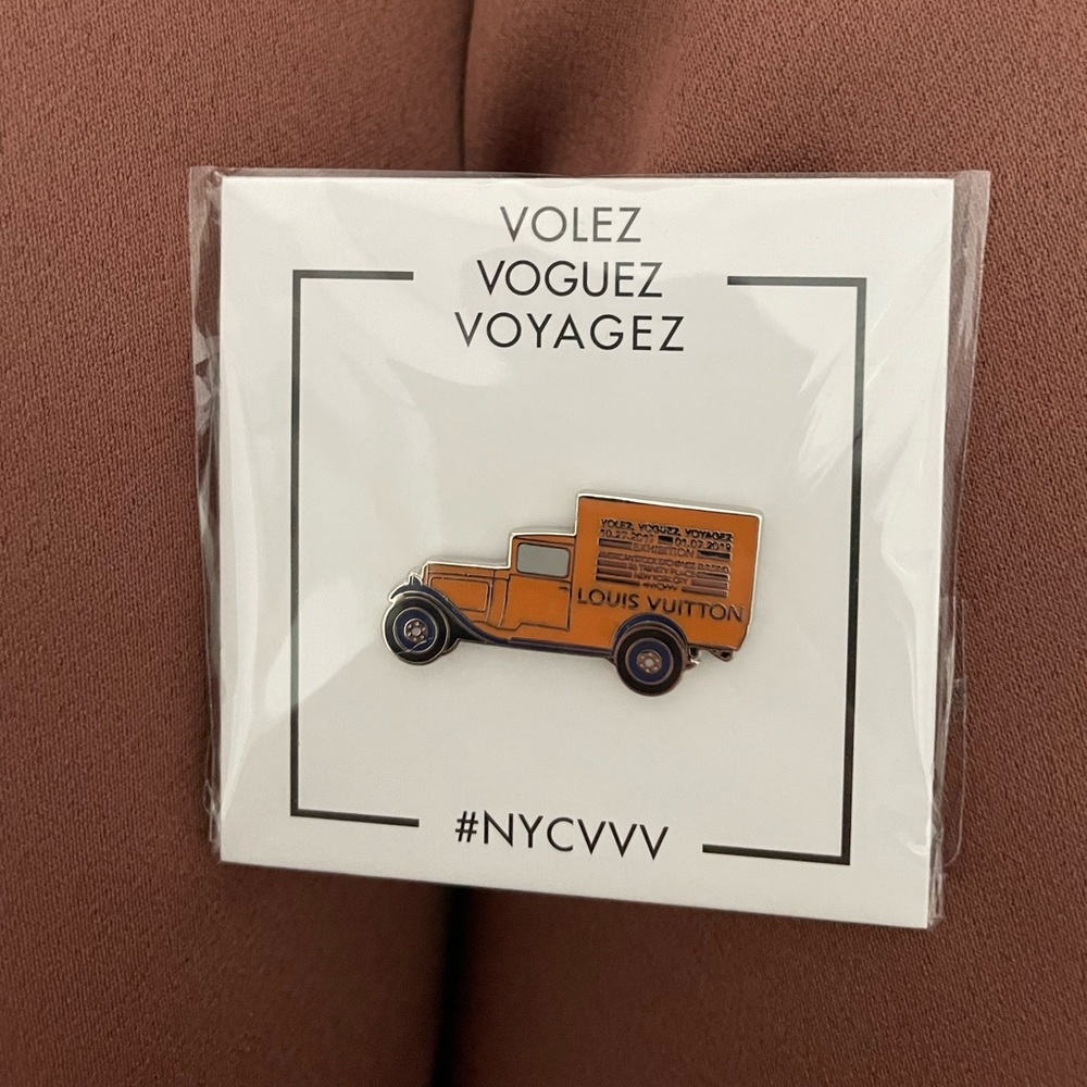 Louis Vuitton pin volez voguez voyagez